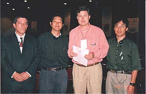 コロンビア・リサラルダ州でのゼロ・エミッション会議場にてグンターパウリさん、ラモン所長と