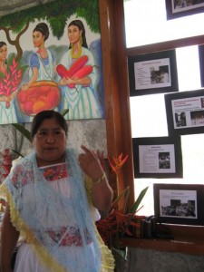 ナワット族の民族衣装を着た組合員の女性