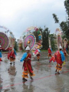 お祭りのや大切な行事の際に披露される伝統的なダンス