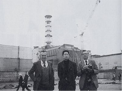 チェルノブイリ原発４号炉の前で、ヤコベンコさんたちと