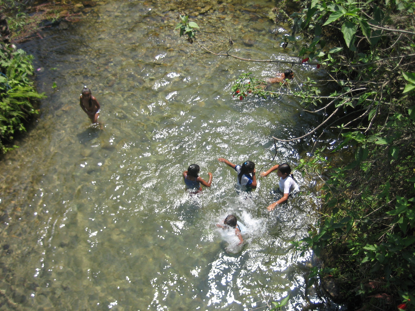 子どもたちが遊ぶフニンの川IMG_2228