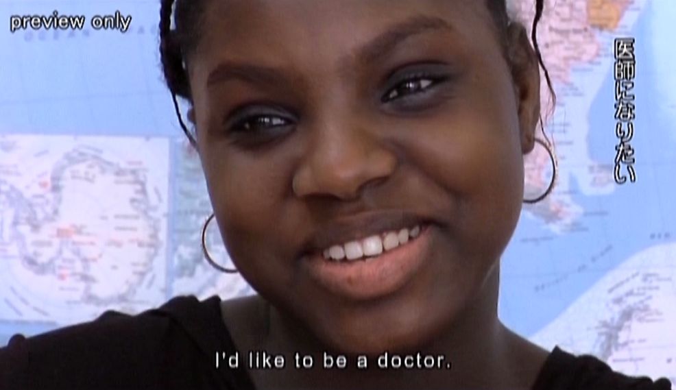 バベルの学校：乱暴な女の子が初めて笑っていった。「医師になりたい」