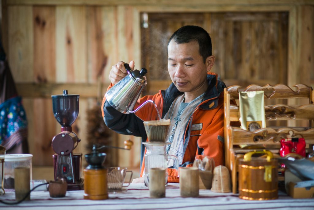 「森のカフェ」で炒りたての美味しいコーヒーを淹れてくれるスウェさん