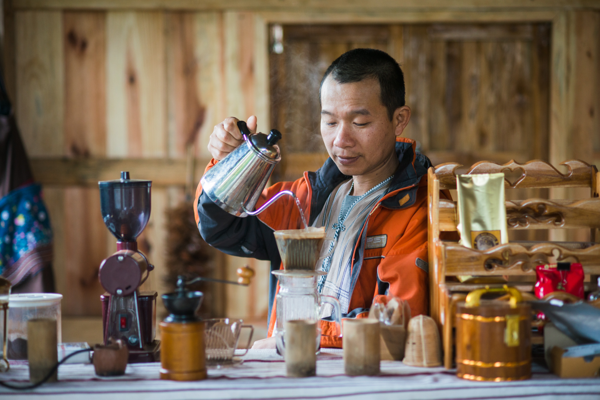 森林農法で収穫したコーヒーをドリップするスウェさん